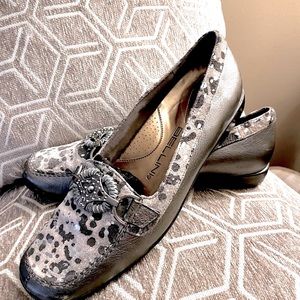 BELLINI ITALIAN Grey/Silver type moccasin/ buckle design leopard print